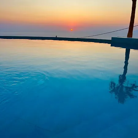 Leon Luxury 4* Imerovigli (Santorini)