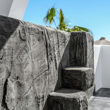 Leon Luxury Imerovigli (Santorini)
