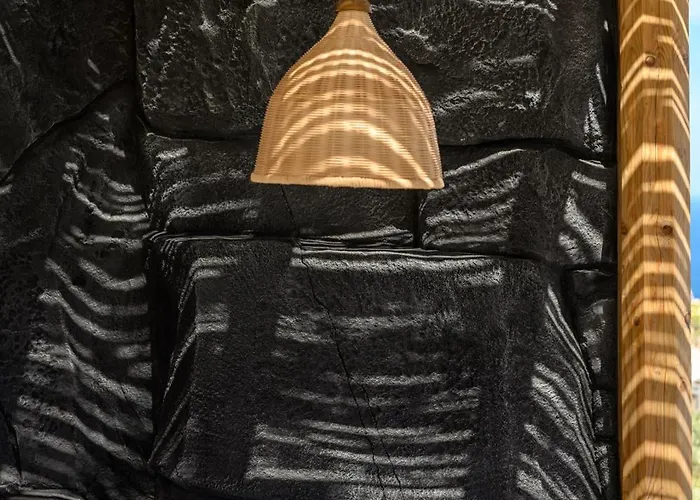 Leon Luxury إيميروفيغلي