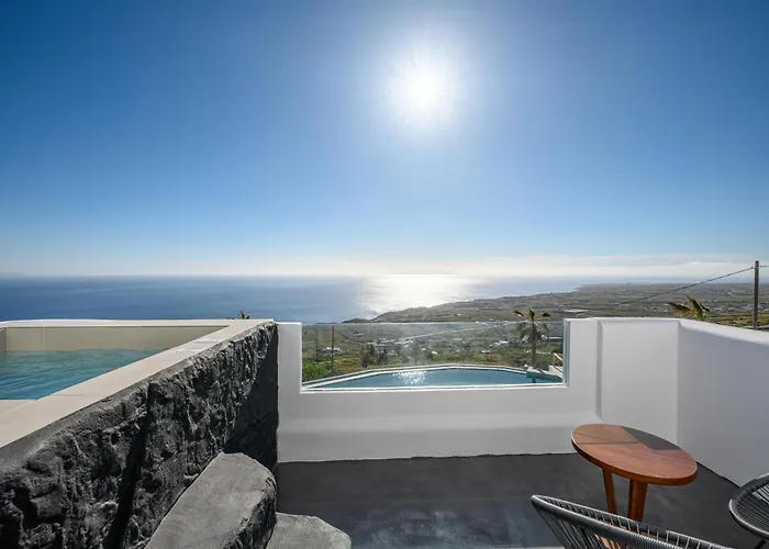 Leon Luxury 4* Imerovigli (Santorini)